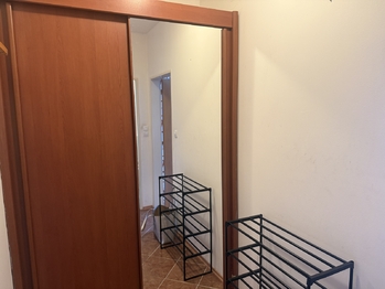 Předsíň s vestavěnou skříní - Pronájem bytu 1+kk v osobním vlastnictví 44 m², Praha 9 - Vysočany
