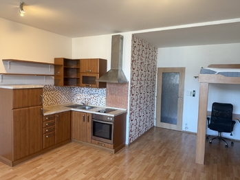 Obytná místnost s kuchyňským koutem - Pronájem bytu 1+kk v osobním vlastnictví 44 m², Praha 9 - Vysočany 