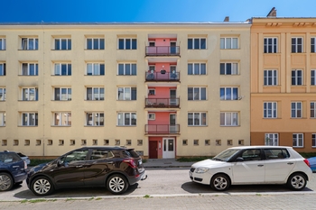 Pohled na dům. - Pronájem bytu 2+kk v osobním vlastnictví 45 m², Jindřichův Hradec