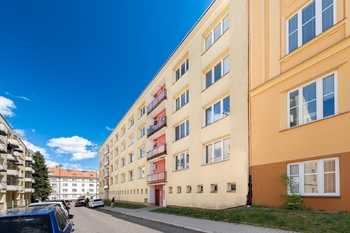Pohled na dům. - Pronájem bytu 2+kk v osobním vlastnictví 45 m², Jindřichův Hradec