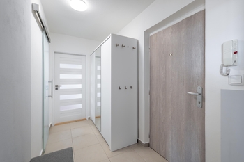 Chodba/vstup do bytu. - Pronájem bytu 2+kk v osobním vlastnictví 45 m², Jindřichův Hradec