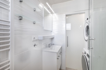 Koupelna. - Pronájem bytu 2+kk v osobním vlastnictví 45 m², Jindřichův Hradec
