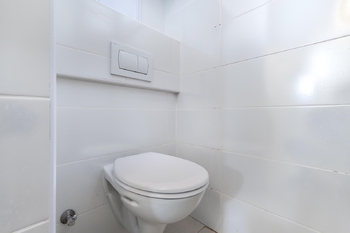 Toaleta. - Pronájem bytu 2+kk v osobním vlastnictví 45 m², Jindřichův Hradec