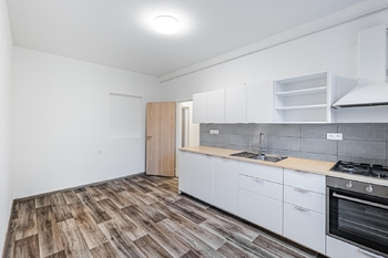 Kuchyně + jídelní kout. - Pronájem bytu 1+1 v družstevním vlastnictví 48 m², Jindřichův Hradec 