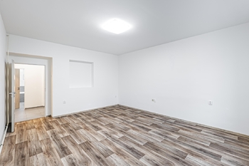 Ložnice/obývací prostor. - Pronájem bytu 1+1 v družstevním vlastnictví 48 m², Jindřichův Hradec