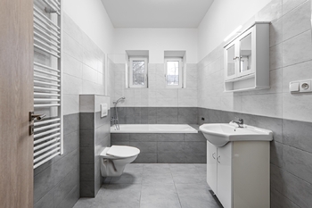 Koupelna. - Pronájem bytu 1+1 v družstevním vlastnictví 48 m², Jindřichův Hradec