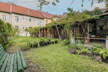 Společná zahrada. - Pronájem bytu 1+1 v družstevním vlastnictví 48 m², Jindřichův Hradec