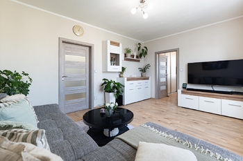 Obývací pokoj. - Prodej bytu 3+1 v osobním vlastnictví 62 m², Jindřichův Hradec 
