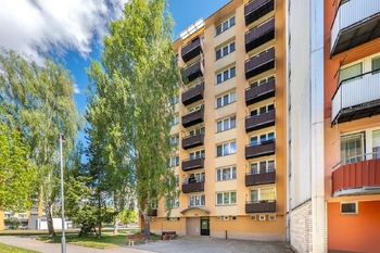 Pohled na dům. - Prodej bytu 3+1 v osobním vlastnictví 62 m², Jindřichův Hradec