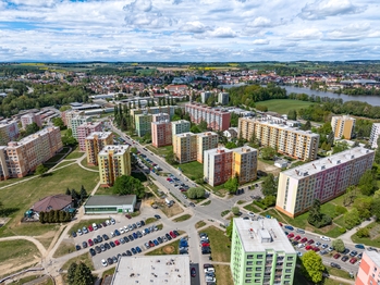 Pohled na lokalitu z dronu. - Prodej bytu 3+1 v osobním vlastnictví 62 m², Jindřichův Hradec
