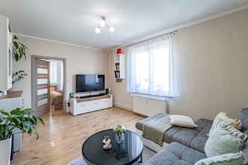 Obývací pokoj. - Prodej bytu 3+1 v osobním vlastnictví 62 m², Jindřichův Hradec