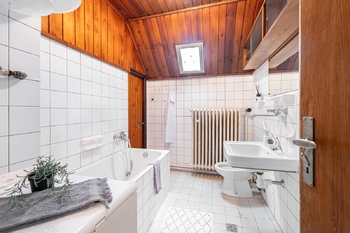Koupelna v patře. - Prodej domu 116 m², Praha 4 - Modřany