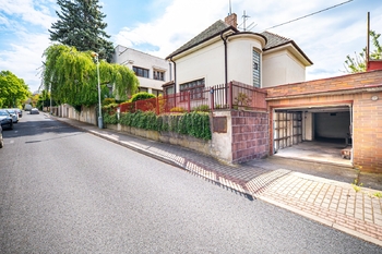 Pohled na dům. - Prodej domu 116 m², Praha 4 - Modřany