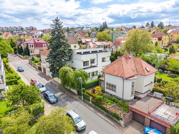 Pohled na dům z dronu. - Prodej domu 116 m², Praha 4 - Modřany