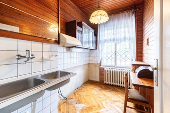 Kuchyně v přízemí. - Prodej domu 116 m², Praha 4 - Modřany