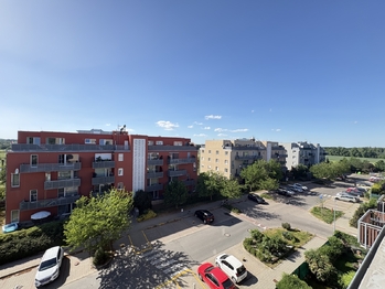 Výhled z terasy - Prodej bytu 2+kk v osobním vlastnictví 59 m², Hostivice