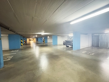 Garážové stání - Prodej bytu 2+kk v osobním vlastnictví 59 m², Hostivice