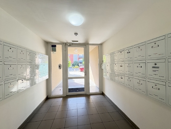 Společné prostory domu - Prodej bytu 2+kk v osobním vlastnictví 59 m², Hostivice