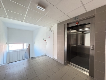 Společné prostory domu - Prodej bytu 2+kk v osobním vlastnictví 59 m², Hostivice