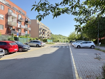Pohled na dům a okolí - Prodej bytu 2+kk v osobním vlastnictví 59 m², Hostivice