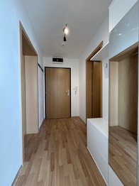 Chodba - Prodej bytu 2+kk v osobním vlastnictví 59 m², Hostivice
