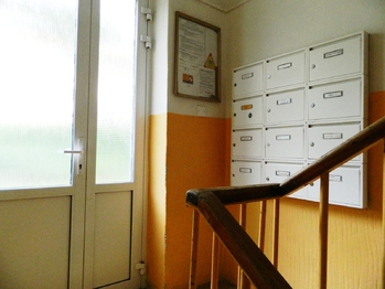 Vchod se schránkami. - Prodej bytu 2+1 v osobním vlastnictví 68 m², Aš