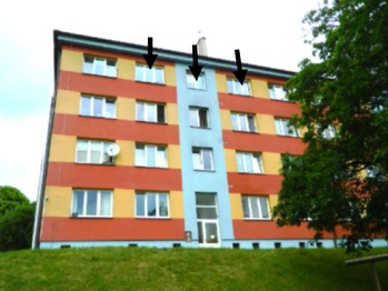 Šipky ukazují na okna bytu. - Prodej bytu 2+1 v osobním vlastnictví 68 m², Aš