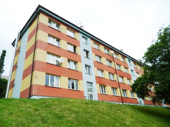 Okna směřují do zeleně. - Prodej bytu 2+1 v osobním vlastnictví 68 m², Aš