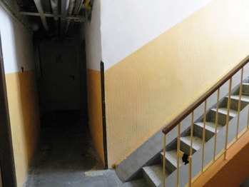 Vstup do sklepů. - Prodej bytu 2+1 v osobním vlastnictví 68 m², Aš