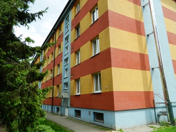 Boční pohled na zateplený dům. - Prodej bytu 2+1 v osobním vlastnictví 68 m², Aš