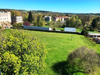 Z bytu je krásný výhled. - Prodej bytu 2+1 v osobním vlastnictví 68 m², Aš