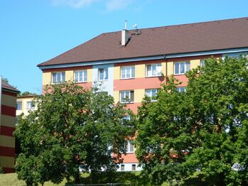 Dům v pohledu od hřiště. - Prodej bytu 2+1 v osobním vlastnictví 65 m², Aš
