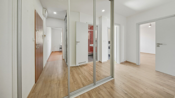 Chodba s úložným prostorem - Prodej bytu 3+1 v osobním vlastnictví 70 m², Česká Lípa