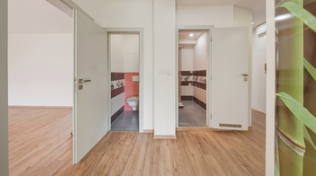 Chodba s WC a koupelnou - Prodej bytu 3+1 v osobním vlastnictví 70 m², Česká Lípa