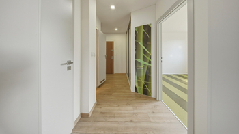 Pohled  z obývacího pokoje do chodby - Prodej bytu 3+1 v osobním vlastnictví 70 m², Česká Lípa