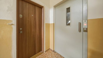 Hlavní chodba a pohled na bytové dveře - Prodej bytu 3+1 v osobním vlastnictví 70 m², Česká Lípa