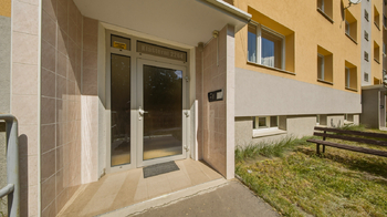 Hlavní vchod - Prodej bytu 3+1 v osobním vlastnictví 70 m², Česká Lípa
