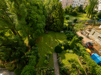 pohled z bytu do zahrady - Prodej bytu 3+1 v osobním vlastnictví 90 m², Praha 6 - Dejvice