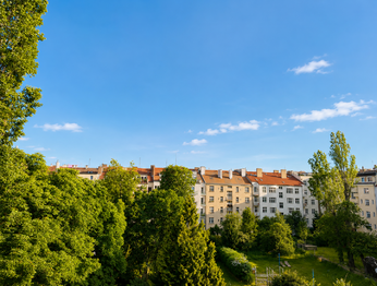 výhled z ložnice a obývacího pokoje - Prodej bytu 3+1 v osobním vlastnictví 90 m², Praha 6 - Dejvice