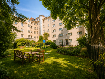 zahrada posezení 2 - Prodej bytu 3+1 v osobním vlastnictví 90 m², Praha 6 - Dejvice