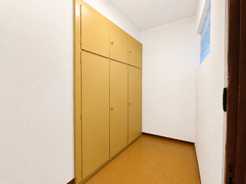 šatna - Prodej bytu 3+1 v osobním vlastnictví 90 m², Praha 6 - Dejvice