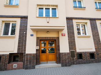 vstup do domu - Prodej bytu 3+1 v osobním vlastnictví 90 m², Praha 6 - Dejvice