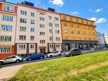 dům - Prodej bytu 3+1 v osobním vlastnictví 90 m², Praha 6 - Dejvice