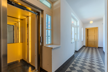 vstup do bytu od výtahu - Pronájem bytu 3+kk v osobním vlastnictví 144 m², Praha 1 - Nové Město
