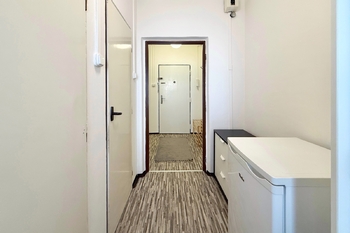 chodba 1 - Pronájem bytu 1+kk v osobním vlastnictví 28 m², Praha 4 - Braník