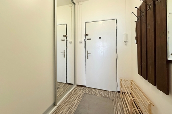 chodba 2 - Pronájem bytu 1+kk v osobním vlastnictví 28 m², Praha 4 - Braník