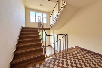 schodiště - Pronájem bytu 1+kk v osobním vlastnictví 28 m², Praha 4 - Braník