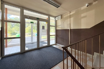 vstup do domu 2 - Pronájem bytu 1+kk v osobním vlastnictví 28 m², Praha 4 - Braník