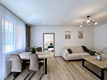 Obývací pokoj s lodžií - Prodej bytu 3+1 v osobním vlastnictví 71 m², České Budějovice