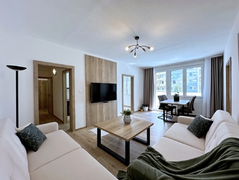 Obývací pokoj s lodžií - Prodej bytu 3+1 v osobním vlastnictví 71 m², České Budějovice